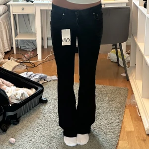 Low Rise zara jeans - Säljer dessa sjukt fina helt slutsålda jeans då jag råkade köpa två i samma storlek🤍Köp direkt för 450 eller budgivning från 350🫶🏻Perfecta på mig som är 170 cm💕