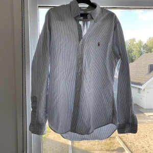 Ralph lauren skjorta - Ralph lauren skjorta i storlek M, använd fåtal gånger och säljs för den ej använda längre, vid fler frågor skickar privat.