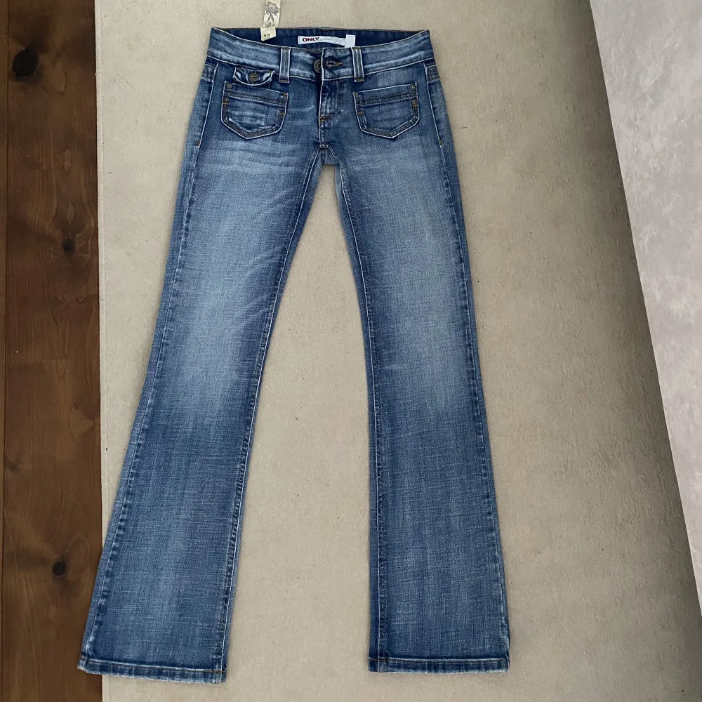 Sjukt snygga lågmidjade jeans!!! Med fina detaljer och fickor där fram, helt nya vintage från märket Only💕 de va tyvärr för små på mig så därför måste jag tyvärr sälja de💔 skriv för fler frågor/bilder🫶🏽. Jeans & Byxor.