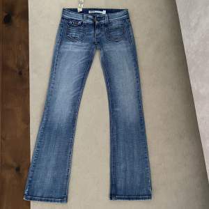 Sjukt snygga lågmidjade jeans!!! Med fina detaljer och fickor där fram, helt nya vintage från märket Only💕 de va tyvärr för små på mig så därför måste jag tyvärr sälja de💔 skriv för fler frågor/bilder🫶🏽
