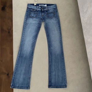 Galet snygga lågmidjade jeans  - Sjukt snygga lågmidjade jeans!!! Med fina detaljer och fickor där fram, helt nya vintage från märket Only💕 de va tyvärr för små på mig så därför måste jag tyvärr sälja de💔 skriv för fler frågor/bilder🫶🏽