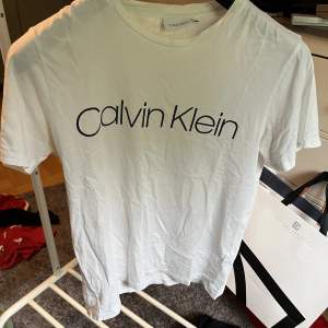 Vit Calvin Klein t-shirt i storlek S