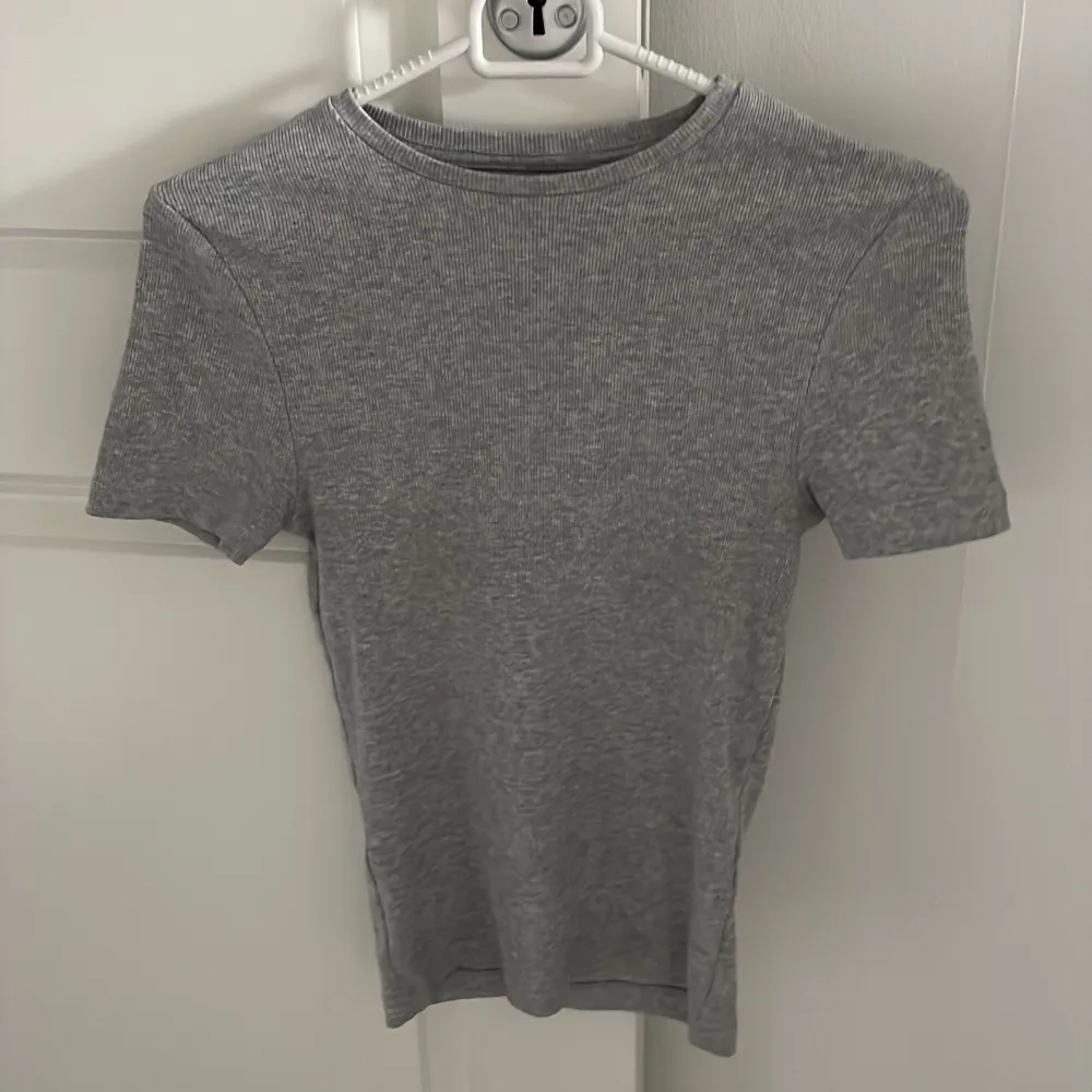 Jättefin grå T-shirt från bikbok. Använd fåtal gånger därav mycket bra skick.. T-shirts.