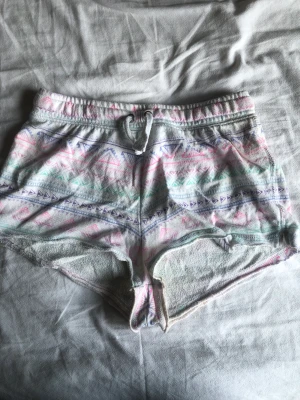 Shorts - Shorts med söta mönster och milda färger, skulle säga att de är XS-S i storleken