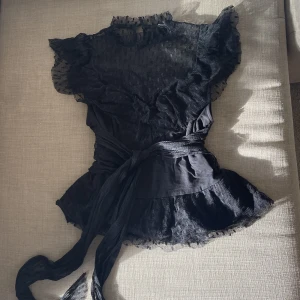 Svart tröja  - Super snygg tröja med mesh detaljer på. Banden går att justerar så man kan dra den hur hårt man vill. Passar perfekt till skolan eller fester ❤️