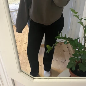 Low waist straight jeans  - Säljer dessa svarta Low waist straight jeans ifrån bikbok i storlek 30/32 Köpt för ca 600kr Mitt pris: 200kr + frakt 