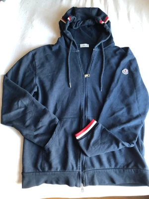 Moncler zip tröja  - En väldigt fin moncler tröja inga märken eller hål i den väldigt fin knappt använd