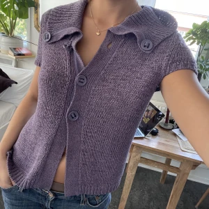lila kortärmad kofta - lila kortärmad virkad kofta/bolero. köpt second hand. fint skick! 