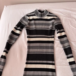 Klänning - Snygg tajt klänning i storleken xs att ha till hösten med ett par långa boots och en jacka över. Använd väldigt fåtal gånger. 