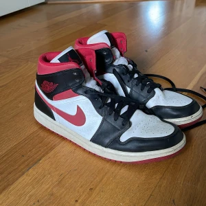 Jordan 1 mid  - Skorna är 2 år gamla i rätt bra skick, dom är lite creasade:( Storlek 46