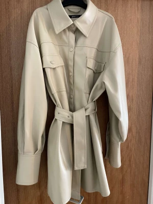 Begie skinnjacka i begie - Skinnjacka ifrån Gina Tricot. Är i färgen beige och är bra skick. Har använt i få tillfällen. Jackan är i storlek XS men även du som har S kan använda plagget. Priset kan diskuteras.