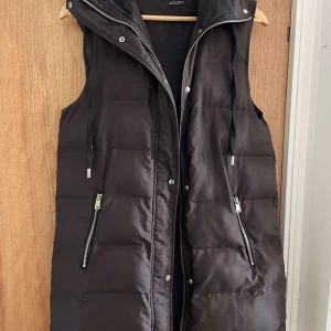 Zara lång väst - Svart väst ifrån zara, är i storlek xs men passar även på dig som har small eller medium. Köptes i våras och är i gott skick. Priset kan diskuteras vid snabba köp.