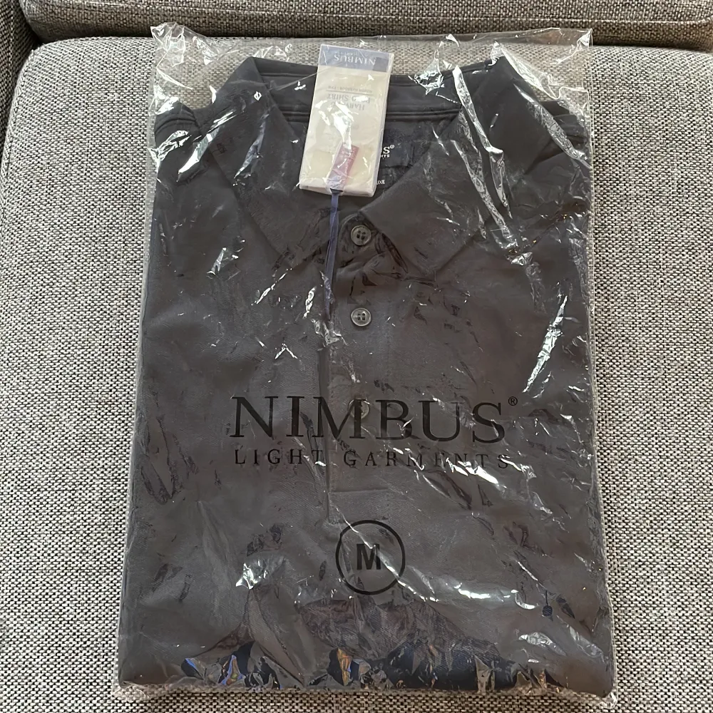 Helt ny navyblå (nästan svart) piké från Nimbus i obruten förpackning säljes. Har 2 st att sälja. . T-shirts.