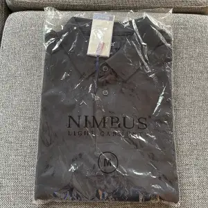 Helt ny navyblå (nästan svart) piké från Nimbus i obruten förpackning säljes. Har 2 st att sälja. 