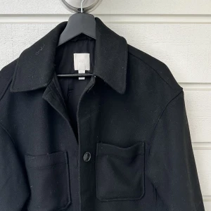 Svart jacka - Svart Skjort jacka från HM oversize modell. Väldigt fint skick men behöver rollas 