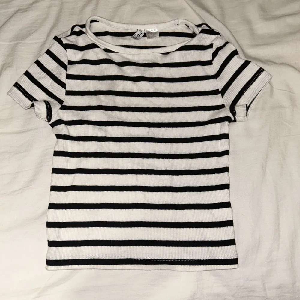 En fin randig tröja från H&M i storlek XS,den är ganska så stretchig. Använd max 3 gånger,köpt för 250 tror jag,verkligen söt💖. T-shirts.
