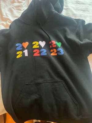 Harry styles thank you hoodie - Harry styles thank you hoodie, använt fåtal gånger köpte för 1200kr i Horsens 13 maj 2023, säljer för att den var för stor på mig