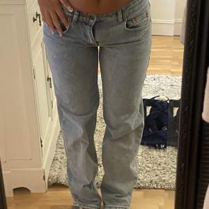 Köpte dessa jeans för ett tag sedan men dom har aldrig kommit till användning. Jättefina raka låg midjade jeans. Är runt 162 och dom passar jättebra i längden. 