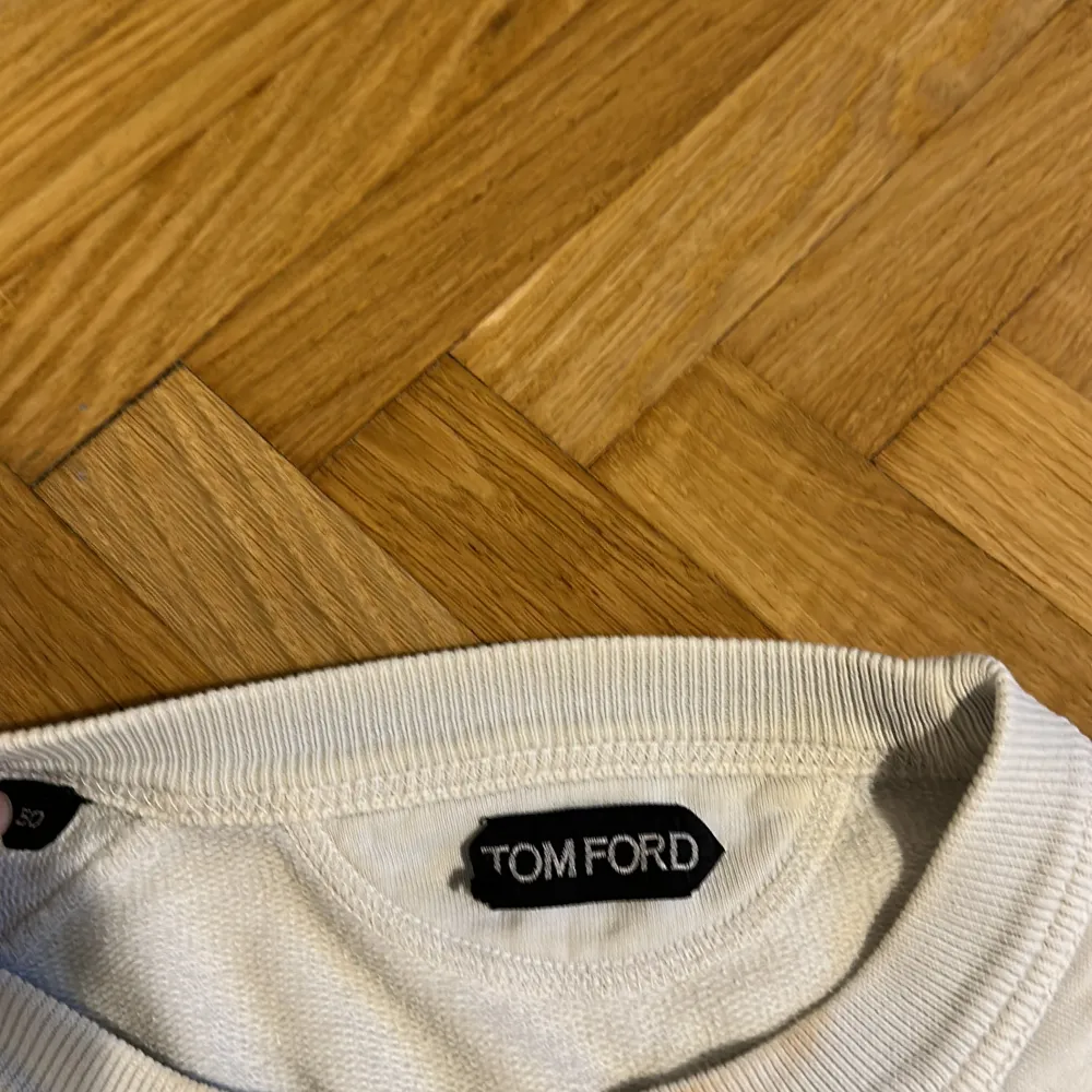 Tom Ford sweatshirt, blå, storlek 50 (har använt som lite oversized för M/S). Helt ok skick har någon missfärgning men tror det går bort vid tvätt. Köpt Harrods i London.. Tröjor & Koftor.