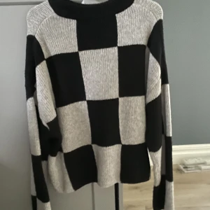 Stickad tröja - Fin stickad tröja från Gina i mkt bra skick. Säljs på grund av att den inte kommer till användning. Köpt för 399 kr