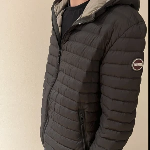Colmar Jacka - Säljer nu denna Colmar jacka. Den är i nyskick då den är knappt använd. Storleken på jackan är XS.