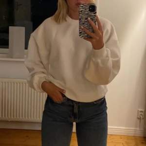 Jätte fin vit sweatshirt som är helt oanvänd.