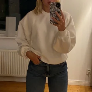 Vit sweatshirt  - Jätte fin vit sweatshirt som är helt oanvänd.