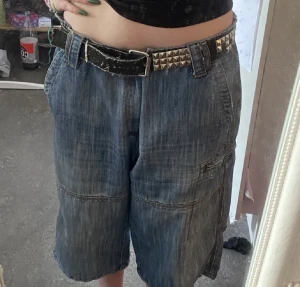 y2k whitewashed big shorts - assnygga väldigt baggy jeans shorts/jorts !!! jag vet ej om det är herr eller dam, men tror att det funkar till båda då som är såpass stora🕺🏼 bra skick 🫶