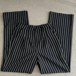 Kostym Byxor från Urban outfitters Archive - Snygga randiga kostymbyxor i fint skick och framförallt riktigt sköna😌Köptes 2022 men använt få gånger, långa i benen och tajt i midjan, högmidjad😇