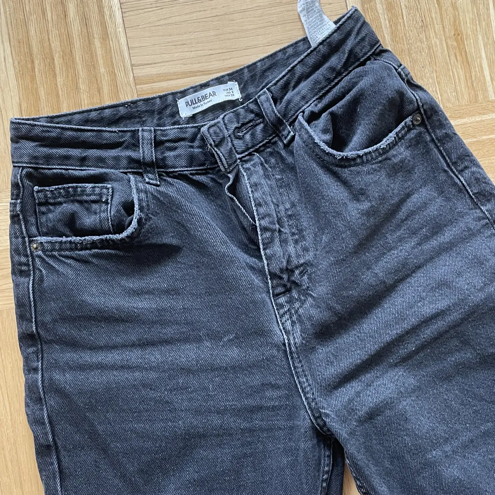 Svarta jeans med slits, från pull & bear. Jeans & Byxor.