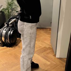 (Bild tagen från saga stq) Säljer dessa jeans i storlek 24/30 då jag inte kan ha dom längre, men knappt använda men jätte snygga