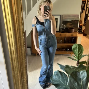 Jeansdress - Cool byxdress i jeansmaterial som jag har köpt second hand men är ursprungligen från Gina🧚‍♀️ jättecool men kommer inte till användning💖