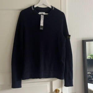 Stone Island stickad tröja - Hur snygg Stone Island tröja som helst, inte vanligt sweatshirt utan denna stickad tröja perfekt till för de kommande kalla höst kvällarna!