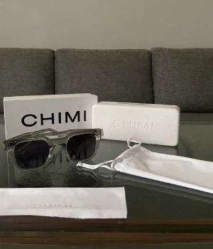 Chimi glasögon  - Jättefina chimi i grå färg, modellen är 04! Jättefint skick, knappt använda!! Kan mötas i Gbg annars står köparen för frakten🥰 