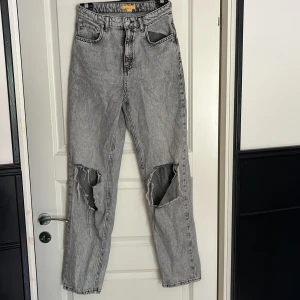 Jeans - Jeans med ganska stora hål på benen. De är långa i benen. 