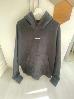Acne Studios Hoodie - Acne Studios hoodie i storlek XS men den passar mer som än L/XL. Fint skick! 