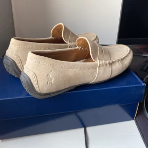 Ralph Lauren loafers - Använda 1 gång. Smutsiga i fram men går att tvätta. (Jag gör de inte)  Nypris: 1499kr