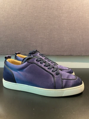 Christian Louboutins  - Tja! Säljer ett par riktigt sköna loubs i storlek 43. Skorna är i använt men skönt skick. Givetvis autentiska kvitto och order bekräftelse kan fås i PM! 