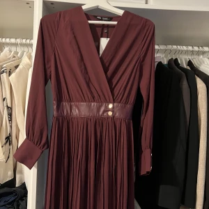 Klänning från ZARA  - Medellång klänning i nytt skick, prislapp fortfarande på. 