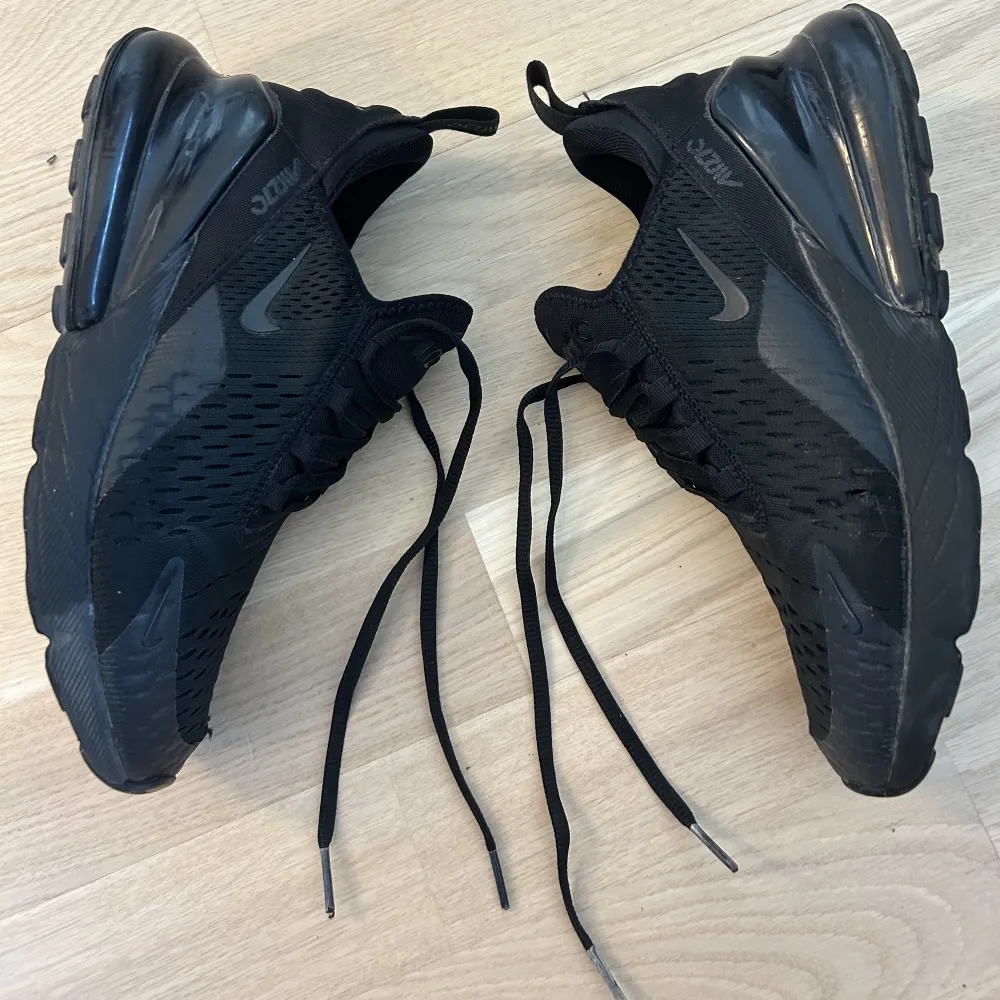 Säljer mina Air Max 270 i st 37,5 då dom blivit för små, superfina dock har dom ett hål där framme i höger fot annars super fina! Frakt tillkommer.. Skor.