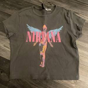 Croppad Nirvana T-shirt från H&M som sitter lite tightare och är i ett tjockare material. Använd fåtal gånger och är i nyskick