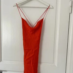 Satinklänning - Super fin orange satinklänning som är korsad i ryggen  från zara i storlek S men skulle säga att den är mer som XS💕 kan inte skicka bild med den på då den ej passar.