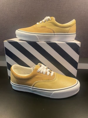 Vans skor  - Tja! Säljer ett par riktigt sköna Vans skor i storlek 42.5 helt nya med box. Givetvis autentiska. Hörs i PM! 