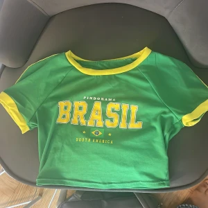 Brazil tröja - Säljer tröja från shein. Använt Max 2 gånger!❤️