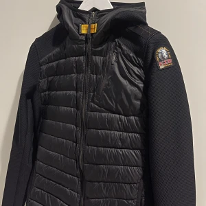 Parajumper jacka - Säljer en parajumper jacka med Qr scan. Storlek S jackan är knappt använd