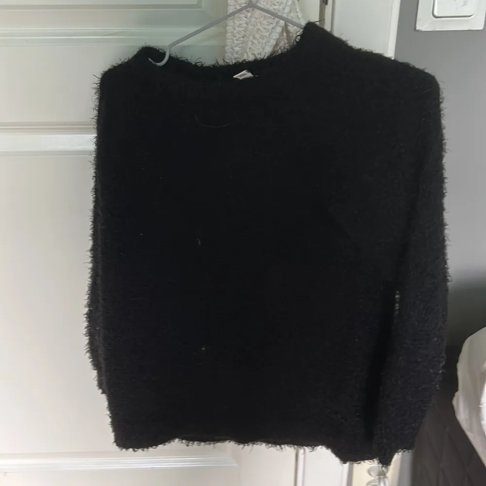 säljer denna super fina svarta lurviga tröjan!säljer pga inte min storlek🫶 storleken är 140 och är i super bra skick var inte rädd för att fråga saker!😘. Tröjor & Koftor.