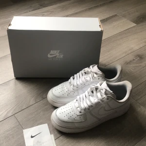 Nike airforce - Säljer mina airforce då dom inte längre passar. Jag har haft dom få gånger då jag växte ur dom snabbt. Skorna kommer med orginal boxen och med kvitto. Dma för fler bilder, frågor eller funderingar. Priset kan diskuteras.