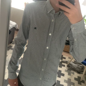 Burberry  - Hej! Säljer nu denna riktigt snygga burberry skjorta! Som är perfekt för nyårSkick 8,5/10 finns en liten defekt men inget man märker av alls! Nypris : 4000+. Mitt pris : 1299  Passar dig som ligger där runt 170