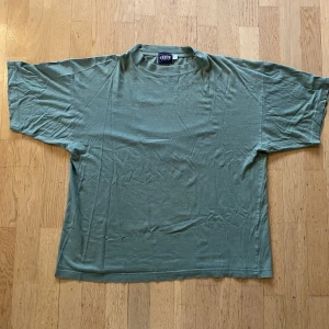 Grön tshirt - Skön, grön tshirt💚Står storlek S i tröjan, men sitter väldigt oversized på mig som är 160. I gott skick!🌟