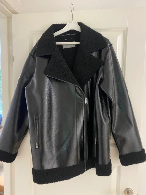 Fejk läderjacka  - Köpte för typ 2år sedan men har aldrig använt står att storleken är xs men är för stor på mig som brukar oftast ha M/L